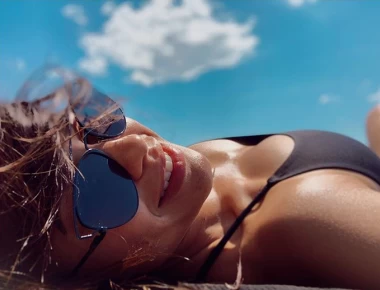 «Κόλαση» - Πασίγνωστη Ελληνίδα ηθοποιός ποζάρει τόπλες και προκαλεί πανικό (φώτο)